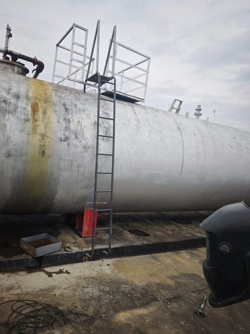 Steel access ladder and platform fitted to a large steel tank